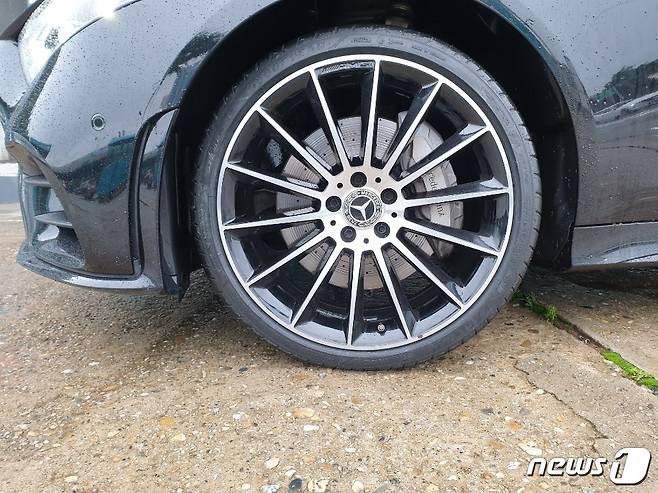 A씨가 2년 전 1억여원을 들여 구매한 벤츠 CLS 400d. A씨는 한성자동차 측의 '휠 깨짐' 현상 A/S 불가 입장으로 보험처리를 통해 휠을 교체했다. © 뉴스1