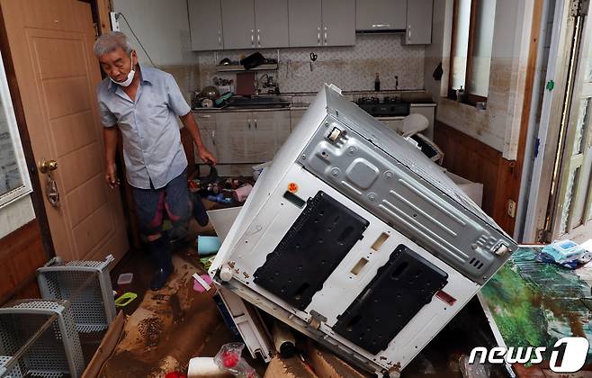 엿새째 철원지역에 최대 700㎜ 넘는 기록적인 폭우가 쏟아진 지난 6일 오전 철원군 동송읍 이길리 한 주민이 망연자실해 하고 있다. 한탄천 범람은 1999년 이후 처음으로 인근 마을들이 물에 잠기며 주민 780명이 긴급 대피했다.2020.8.6/뉴스1 © News1 김명섭 기자