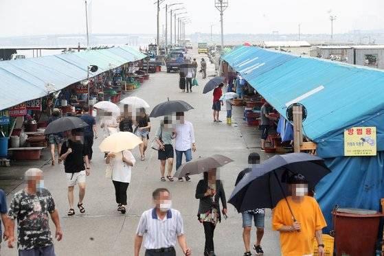 불법 노점상이 들어선 안산 오이도항. [경기도]