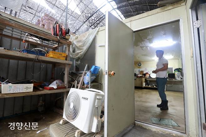 열악한 환경 경기 안성시 일죽면의 한 농장주가 10일 이주노동자들의 숙소를 보여주고 있다. 폭우로 물이 들어찼던 이곳은 최근 배수작업을 마쳤지만, 아직 거주하기는 어려운 상태다.  김창길 기자 cut@kyunghyang.com