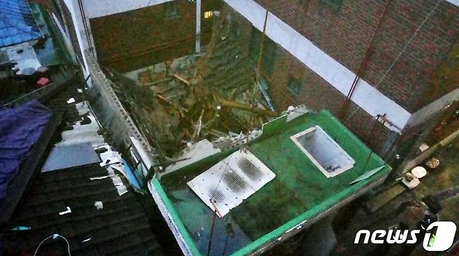 지난 3일 오후 7시28분께는 미추홀구 주안동 한 주택밀집구역 내 위치한 1개동 빈집 한채가 붕괴돼 신고를 받고 출동한 소방대원들이 안전조치를 하고 있다. /사진=뉴스1