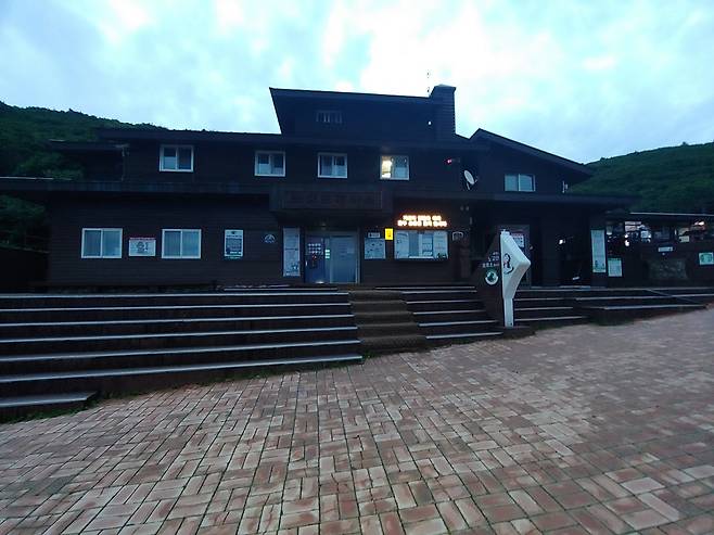 새벽 지리산 노고단 대피소는 코로나의 여파인지 예전과는 달리 등산객이 별로 없이 한가한 모습이다.