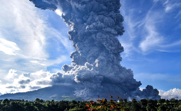 9일(현지시간) 현지매체 ‘템포’는 북수마트라주 시나붕 화산에서 화산재 기둥이 치솟았다고 보도했다./사진=EPA 연합뉴스