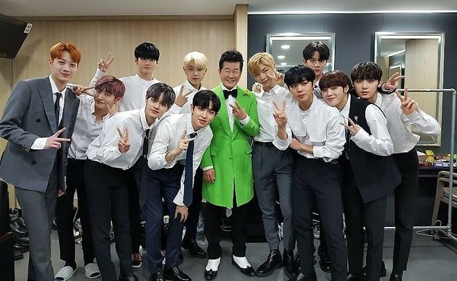 ▲ 태진아(가운데)와 워너원 멤버들. 제공|진아엔터테인먼트