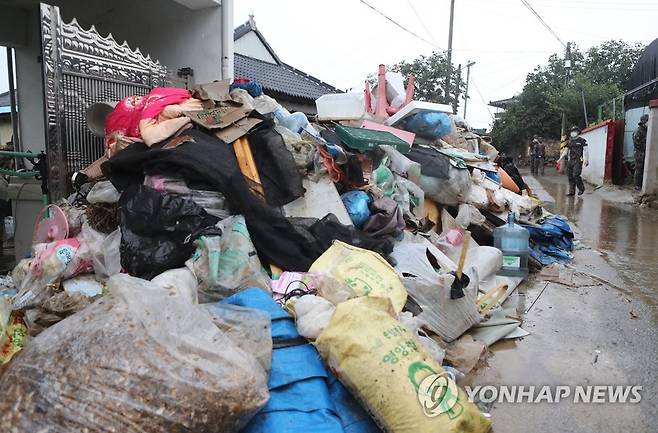 골목에 싸인 가재도구 (남원=연합뉴스) 임채두 기자 = 장맛비에 이어 태풍 간접 영향으로 전북에 비가 내리고 있는 10일 오전 남원시 금지면 상귀마을 골목에 수재민의 가재도구 등이 쌓여 있다. 2020.8.10 doo@yna.co.kr
