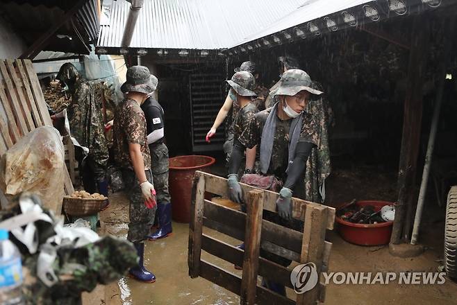 빗속 수해 복구 돕는 군 장병 (남원=연합뉴스) 임채두 기자 = 장맛비에 이어 태풍 간접 영향으로 전북에 비가 내리고 있는 10일 오전 남원시 금지면 상귀마을에서 육군 35사단 장병들이 수재민 주택에서 피해 복구를 돕고 있다. 2020.8.10 doo@yna.co.kr