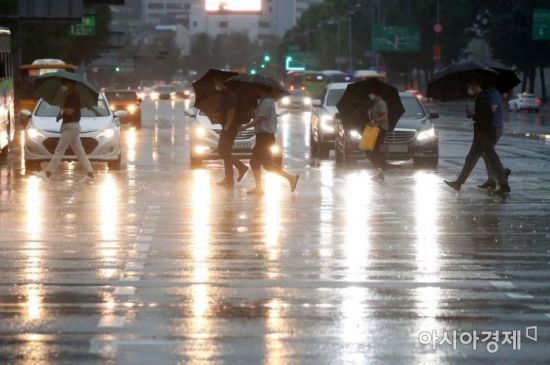 장마전선과 태풍의 수증기 영향으로 전국 대부분 지역에 비가 내린 6일 서울 광화문 사거리에서 출근길 시민들이 발걸음을 재촉하고 있다. /문호남 기자 munonam@