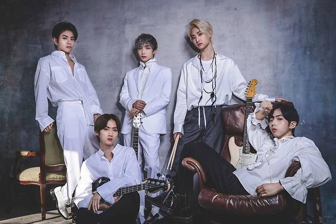지난달 31일 오후, 서울 마포구에 있는 롤링컬쳐원 사무실에서 아이돌 밴드 디코이를 만났다. 왼쪽부터 정민, 원신, 성우, 도선, 혁진 (사진=디코이 공식 페이스북)