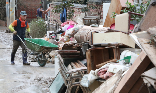 11일 기록적인 폭우로 큰 피해를 입은 전남 구례군 구례읍의 한 마을에서 주민이 침수 가옥 복구작업을 하고 있다. 뉴스1