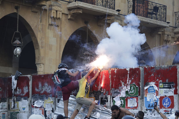 참사 이후 레바논에서는 정권 퇴진 시위가 전개됐다./사진=AP 연합뉴스