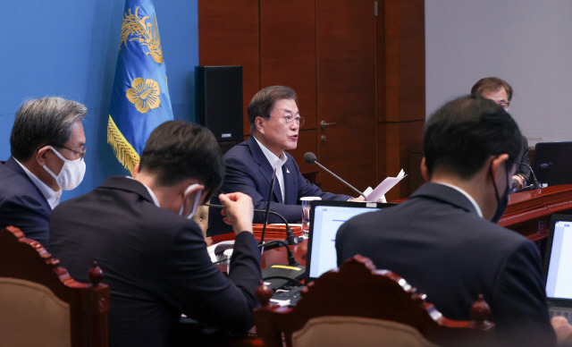 문재인 대통령이 10일 오후 청와대에서 수석보좌관회의를 주재하고 있다. 문 대통령은 이 자리에서 부동산 시장에 개입해 투기세력을 근절하겠다고 밝혔다.  /연합뉴스