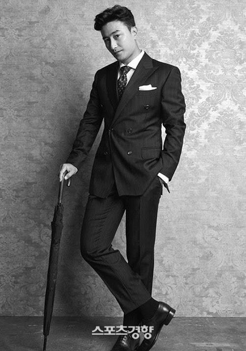 배정남이 SNS로 공개한 최근 화보에서의 안정환.