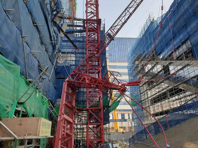 지난 1월3일 인천 송도국제도시 신축공사 현장에서 해체 작업 중이던 타워크레인이 무너지면서 작업자 2명이 숨졌다.   인천소방본부 제공