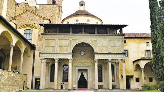 파치 가문의 영묘가 모셔진 예배당 전경, 건축가 브루넬레스키(Filippo Brunelleschi) 작품, 1443~1446년, 파치 가문의 음모 사건 이후, 분노한 피렌체 시민들은 산타 크로체 수도원에 안장돼 있던 가문의 수장 야코포 시신을 파헤쳐 아르노강에 버리고, 예배당 내부에 있던 영묘를 모두 파괴했다. 산타 크로체 수도원, 피렌체.