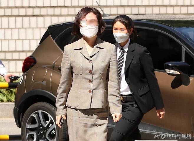 자녀 입시 비리와 사모펀드 의혹 등으로 기소된 조국 전 법무부 장관의 부인 정경심 동양대 교수가 21일 오전 서초구 서울중앙지법에서 열린 속행공판에 출석하고 있다. / 사진=김휘선 기자 hwijpg@
