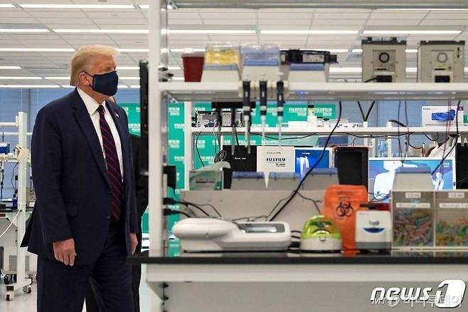 (모리스빌 AFP=뉴스1) 우동명 기자 = 도널드 트럼프 미국 대통령이 27일(현지시간) 노스캐롤라이나주 모리스빌의 후지필름 디오신스 바이오테크놀러지스의 코로나 백신 연구실을 마스크를 쓰고 방문하고 있다.   ⓒ AFP=뉴스1
