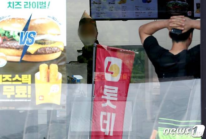 (경기 광주=뉴스1) 이동해 기자 = 서울 시내 7개 롯데리아 매장 점장이 신종 코로나바이러스 감염증(코로나19) 확진 판정을 받은 것으로 파악됐다. 12일 롯데리아를 운영하는 롯데GRS 등에 따르면 이날 오전 8시 기준 롯데리아 점장 7명이 코로나19 판정을 받았다. 사진은 이날 경기도의 한 롯데리아 매장 모습. 2020.8.12/뉴스1