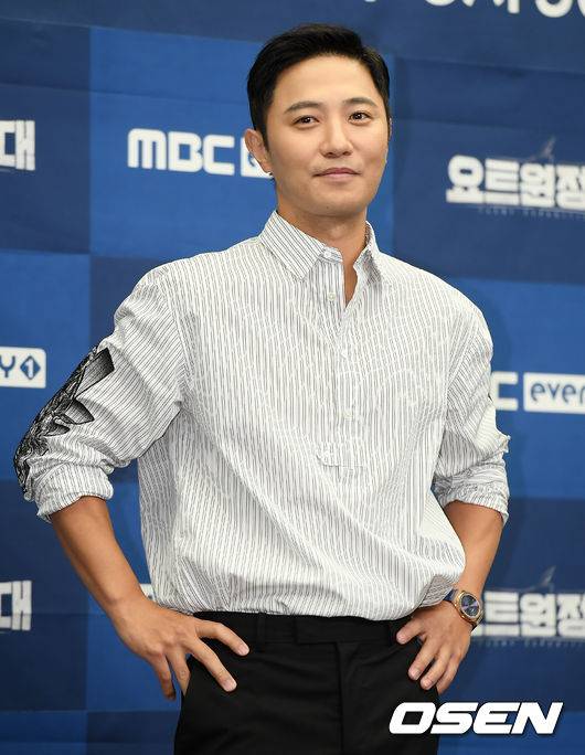 [OSEN=조은정 기자]배우 진구가 포즈를 취하고 있다. /cej@osen.co.kr