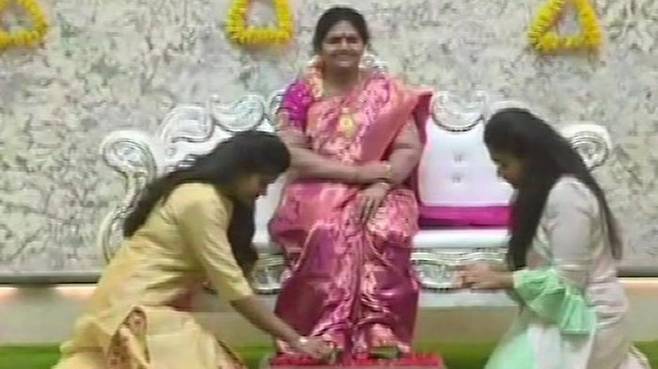 인도 남성이 자신의 새집에 설치한 사별한 아내의 밀랍 인형(가운데)