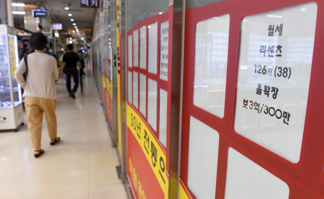 임대차 3법‘이 국회 상임위원회를 통과한 29일 서울 송파구의 한 상가 부동산중개업소 매물 정보란이 비어있다.