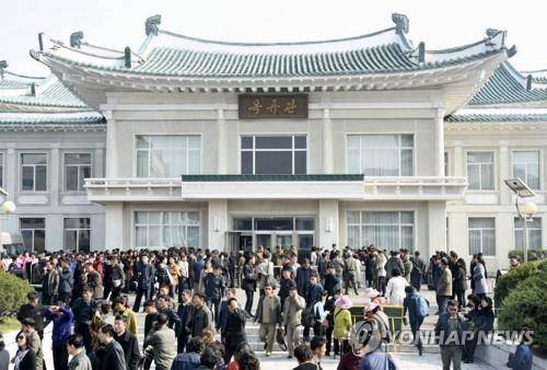 평양냉면집 북한 옥류관 앞에 길게 늘어선 줄 (평양 교도=연합뉴스) 북한의 오래된 유명 평양냉면집인 옥류관이 남북정상회담 특수를 누리고 있다. 2018년 10월 25일 낮 옥류관 앞은 손님들로 장사진을 이뤘.