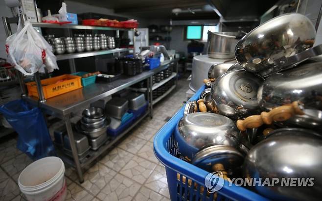 반짝반짝하게 닦인 식기들 (남원=연합뉴스) 나보배 기자 = 폭우에 침수됐던 전북 남원시 금지면 상귀마을의 한 음식점 주방에 12일 오후 깨끗이 닦인 식기들이 놓여있다. 흙탕물로 가득 채워졌던 바닥도 깨끗이 닦여있다. 2020.8.12 warm@yna.co.kr