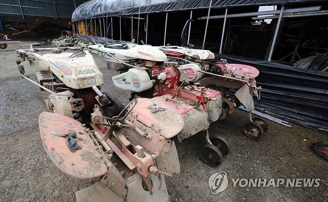 흙탕물 묻은 농기계 (남원=연합뉴스) 나보배 기자 = 마을이 침수됐던 전북 남원시 금지면 하도마을에 12일 오후 흙탕물이 가득 묻은 농기계가 놓여 있다. 2020.8.12 warm@yna.co.kr