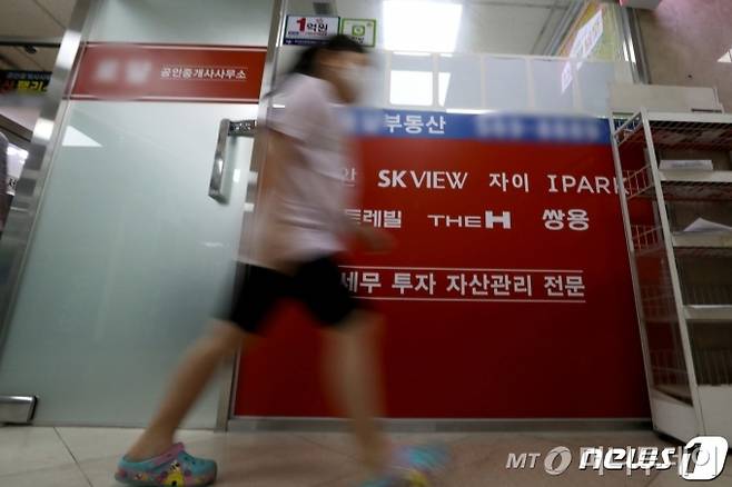 (서울=뉴스1) 이동해 기자 = 임대차 2법(계약갱신청구권제, 전월세상한제) 시행 후 서울 내 중저가 전세거래가 빠르게 줄어들고 있다는 조사결과가 나왔다.  지난 10일 직방에 따르면 서울 내 4억원 이하 아파트 전세거래비중은 2011년 89.7%, 2016년은 64.1%에서 올해 상반기 52.7%까지 감소했다.  사진은 11일 서울 송파구 부동산 중개업소 매물 정보란이 전셋값 폭등 및 전세 품귀 현상으로 비어있는 모습. 2020.8.11/뉴스1