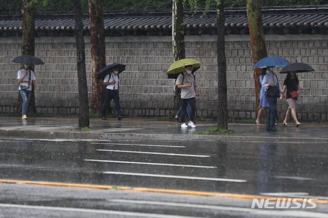 [서울=뉴시스] 이윤청 기자 = 장맛비가 49일째 이어진 지난 11일 서울 시청역 인근에서 시민들이 우산을 쓰고 출근하고 있다. 2020.08.11. radiohead@newsis.com