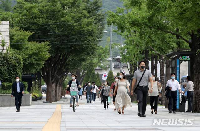 [서울=뉴시스] 박미소 기자 = 장맛비가 일시 소강상태를 보이고 있는 13일 오전 서울 종로구 광화문 네거리에서 시민들이 우산 없이 출근을 하고 있다. 2020.08.13.  photo@newsis.com