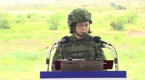 군복에 헬멧을 착용한 차이잉원 총통 [대만 국방부 대변인 페이스북 캡처. 재판매 및 DB 금지]