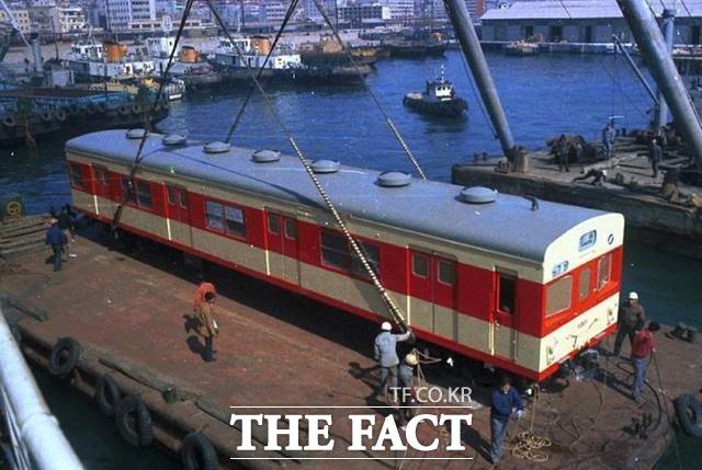 1974년 개통된 서울 지하철 1호선이 46번째 생일을 맞았다. '1세대 전동차'가 부산항을 통해 수입되는 모습. /서울시 제공