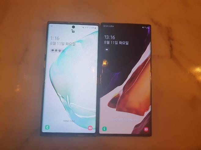▲ 갤럭시노트10(왼쪽)과 갤럭시노트20 울트라(오른쪽)의 크기 비교샷. 크기가 아주 차이나지 않지만 전작과 비교했을 때 최소화된 베젤과 좌우 엣지 마감, 그리고 화면 위쪽 펀치홀의 축소 등으로 화면이 더 넓어 보인다. 색감도 더 뚜렷한 것을 느낄 수 있다. /사진=구현화 기자&nbsp;