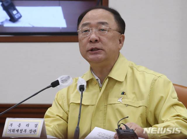 [서울=뉴시스]김명원 기자 = 홍남기 경제부총리 겸 기획재정부 장관이 13일 오전 서울 종로구 정부서울청사에서 서울-세종 화상으로 열린 제13차 비상경제 중앙대책본부 회의에 참석해 발언하고 있다. 2020.08.13. kmx1105@newsis.com