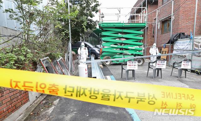 [서울=뉴시스] 박미소 기자 = 사랑제일교회에서 신종 코로나바이러스 감염증(코로나19) 확진자가 발생해 폐쇄조치한 14일 오후  서울 성북구 사랑제일교회에서 성북구 관계자들이 방역을 하고 있다. 2020.08.14.  misocamera@newsis.com