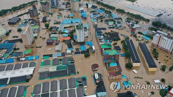 "강이야 도심이야' (구례=연합뉴스) 천정인 기자 = 8일 오후 전남 구례군 구례읍 주택가가 폭우로 침수돼 있다. 2020.8.8 iny@yna.co.kr