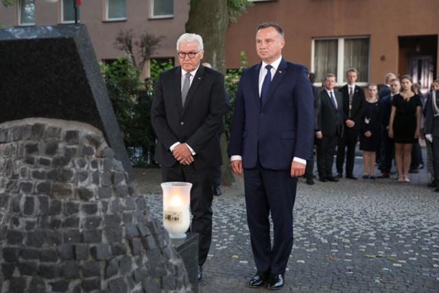 제2차 세계대전 발발 80주년을 맞은 지난해 9월 1일 독일 공군의 첫 포격으로 1,200명이 희생된 비엘룬에서 열린 행사에 참석한 프랑크발터 슈타인마이어 독일 대통령과 안제이 두다 폴란드 대통령이 희생자를 추모하며 헌화하고 있다. 비엘룬=AFP 연합뉴스