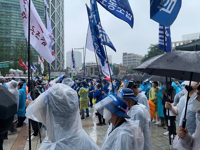 15일 오후 3시쯤 서울 종로구 보신각 앞에서 진행된 '8·15 노동자대회' 기자회견에 참석한 민주노총 관계자들/사진=이강준 기자