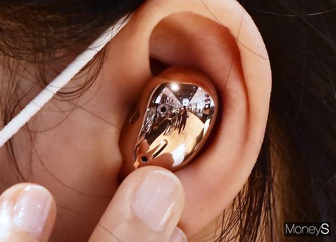 갤럭시버즈 라이브 착용모습. /사진=임한별 기자