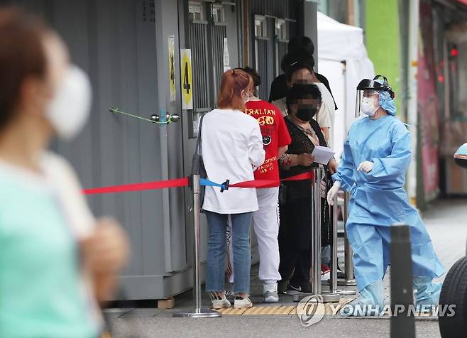 붐비는 보건소 선별진료소 (서울=연합뉴스) 한종찬 기자 = 서울 성북구 사랑제일교회에서 신종 코로나바이러스 감염증(코로나19) 집단발병이 발생했다. 14일 오후 서울 성북구보건소 선별진료소가 붐비고 있다. 2020.8.14 saba@yna.co.kr