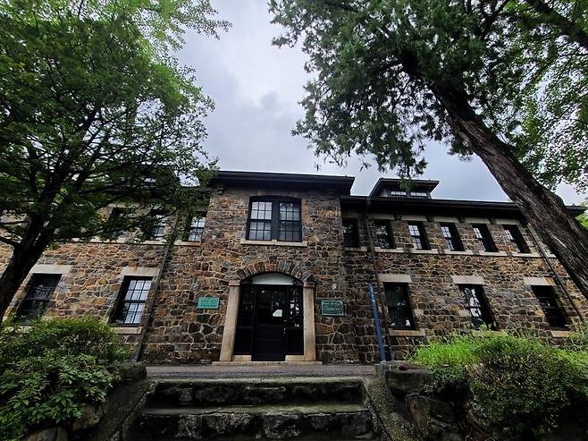 연세대 신촌캠퍼스 윤동주기념관 전경 (서울=연합뉴스) 김정진 기자 = 연세대 신촌캠퍼스의 핀슨관이 윤동주기념관으로 재단장하고 있다. 다가오는 연말 예약제로 개관 예정이다. 사진은 윤동주기념관 전경. 2020.8.15  stopn@yna.co.kr