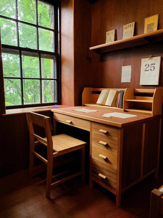 윤동주의 기숙사 방을 재해석한 전시실의 책상 (서울=연합뉴스) 김정진 기자 = 윤동주 시인이 연희전문학교에 재학하던 시절 머물렀던 기숙사 방을 현대적으로 재해석한 전시실 속 책상의 모습이다. 책상 앞에 붙여진 달력에는 1938년 7월 25일이라 적혀있다. 2020.8.15 stopn@yna.co.kr