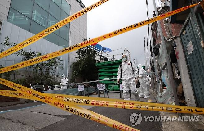 '집단감염 발생' 사랑제일교회 방역 (서울=연합뉴스) 한종찬 기자 = 14일 오후 신종 코로나바이러스 감염증(코로나19) 집단발병이 발생한 서울 성북구 사랑제일교회 입구에서 관계자들이 방역 작업을 마치고 밖으로 나서고 있다. 서울시는 이날 성북구 사랑제일교회에 대해 시설 폐쇄 조치를 내렸다. 2020.8.14 saba@yna.co.kr