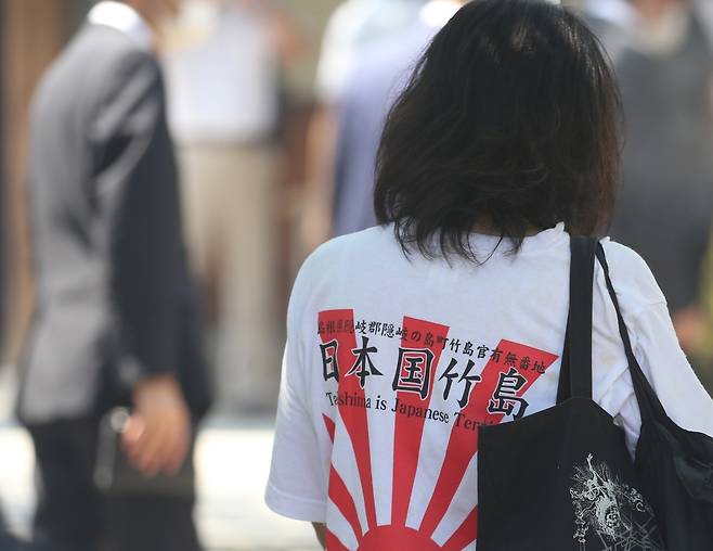 야스쿠니신사에 등장한 '독도는 일본땅' 셔츠 (도쿄=연합뉴스) 이세원 특파원 = 15일 일본 도쿄도(東京都) 지요다(千代田)구 소재 야스쿠니(靖國)신사를 방문한 한 참배객이 독도가 일본 땅이라는 주장이 담긴 티셔츠를 착용하고 있다. 2020.8.15