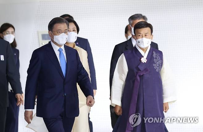 광복절 경축식 입장하는 문 대통령과 광복회장 (서울=연합뉴스) 이진욱 기자 = 문재인 대통령과 김원웅 광복회장(오른쪽)이 15일 오전 서울 동대문디자인플라자에서 열린 제75주년 광복절 경축식에 입장하고 있다. 2020.8.15 cityboy@yna.co.kr