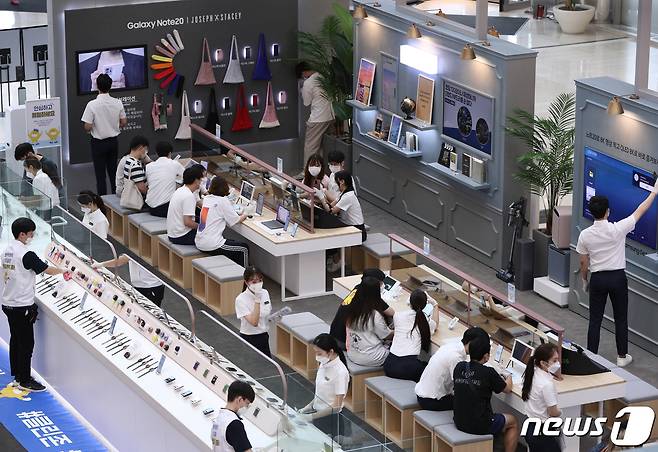 9일 서울 영등포구 타임스퀘어에 마련된 삼성전자 갤럭시 스튜디오에서 방문객들이 갤럭시 노트20을 체험하고 있다. 2020.8.9/뉴스1 © News1 신웅수 기자