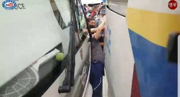 경찰버스 두 대 사이에 끼어있는 한 시민의 모습. /카카오톡 캡쳐