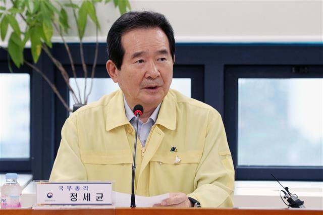 정세균 총리 ‘확산 방지에 힘 써주세요’ - (서울=뉴스1) 황기선 기자 = 정세균 국무총리가 16일 오후 서울 성북구 보건소에서 ‘사랑제일교회 신종 코로나바이러스 감염증(코로나19) 발생 상황보고’를 받은 뒤 모두발언을 하고 있다. 2020.8.16/뉴스1