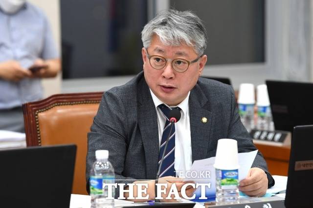 더불어민주당 지지율이 급락하자 당 내부에서 자성론이 터져 나왔다. 6월 29일 국토교통위원회 전체회의에서 여당 간사로 선임된 조응천 더불어민주당 의원이 인사말 하는 모습. /남윤호 기자