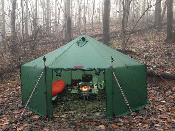 텔런트 이장우처럼 쉘터 형태의 텐트를 치고 간이 침대와 조리 도구 등을 설치한 형태.낙엽이 가득 쌓인 숲속 텐트 안에서 아침엔 커피 한 잔, 밤엔 어묵탕에 소주 한 잔 즐기면 부러울 게 없다. 윤경희 기자.